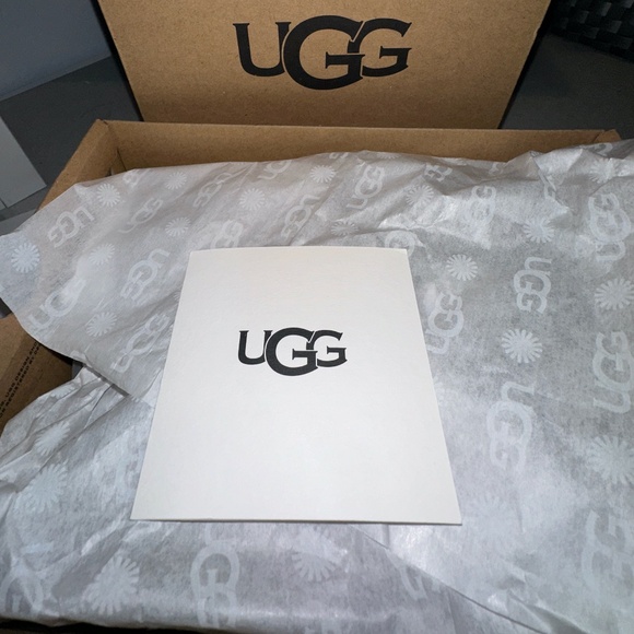 UGG Kids Tan Boots - Picture 4 of 14